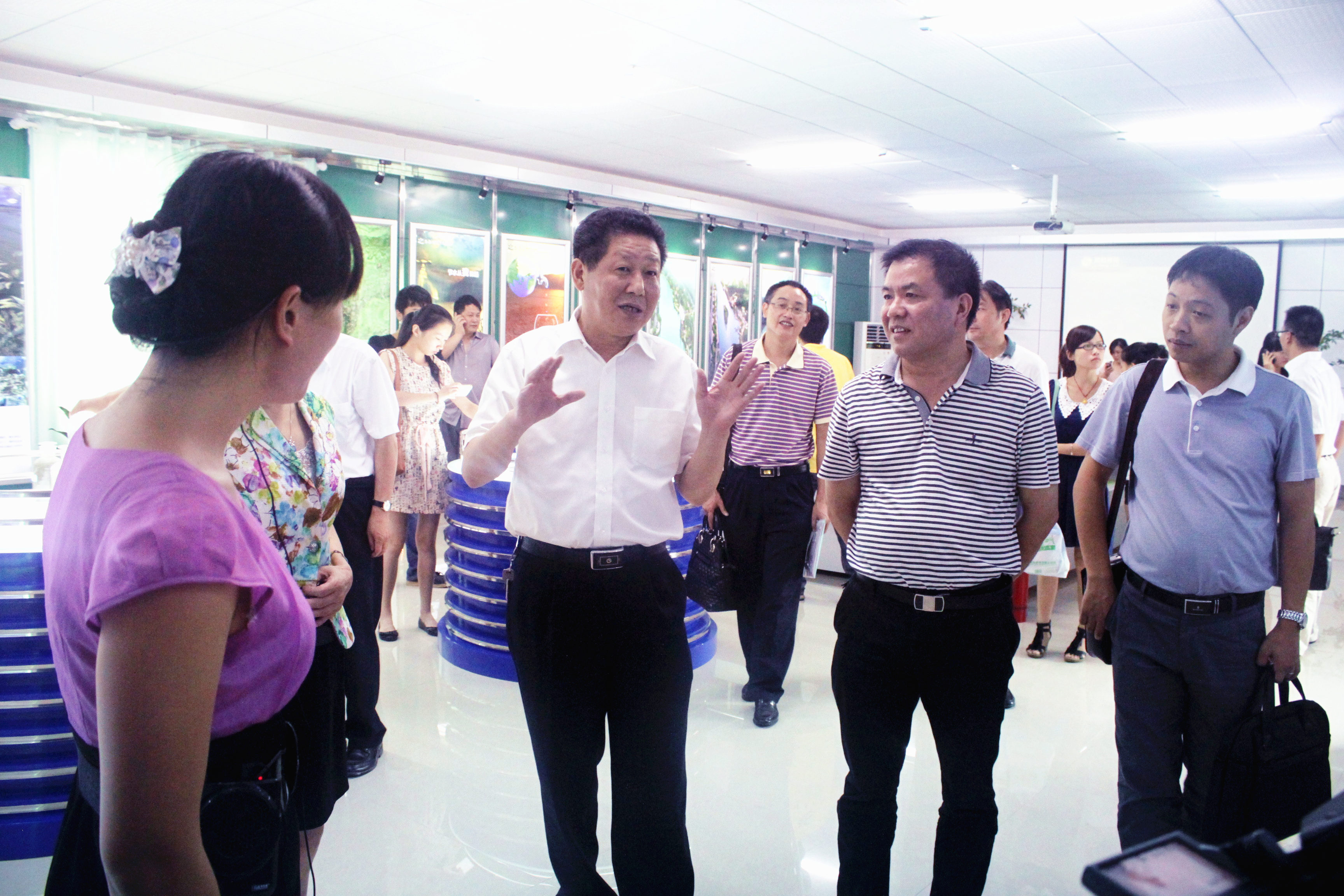 2012年8月，省委宣传部纪检组长肖君华在时任市委常委，宣传部部长钱德喜的带领下莅临华体会·HTH(中国大陆)官方网站视察.JPG