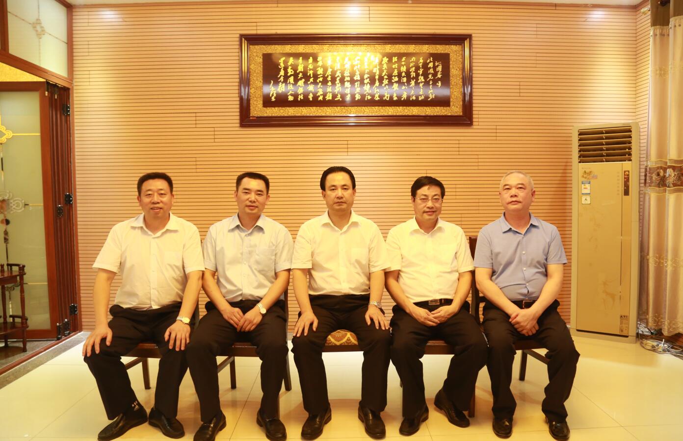 2016年9月，时任市委常务副市长杨亲鹏等领导莅临华体会·HTH(中国大陆)官方网站指导.JPG