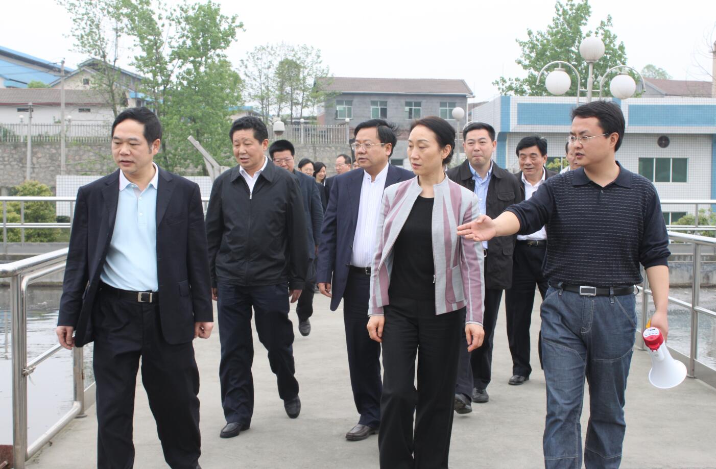 2011年4月，省政协主席，时任省委常委、统战部部长李薇薇来华体会·HTH(中国大陆)官方网站视察.JPG