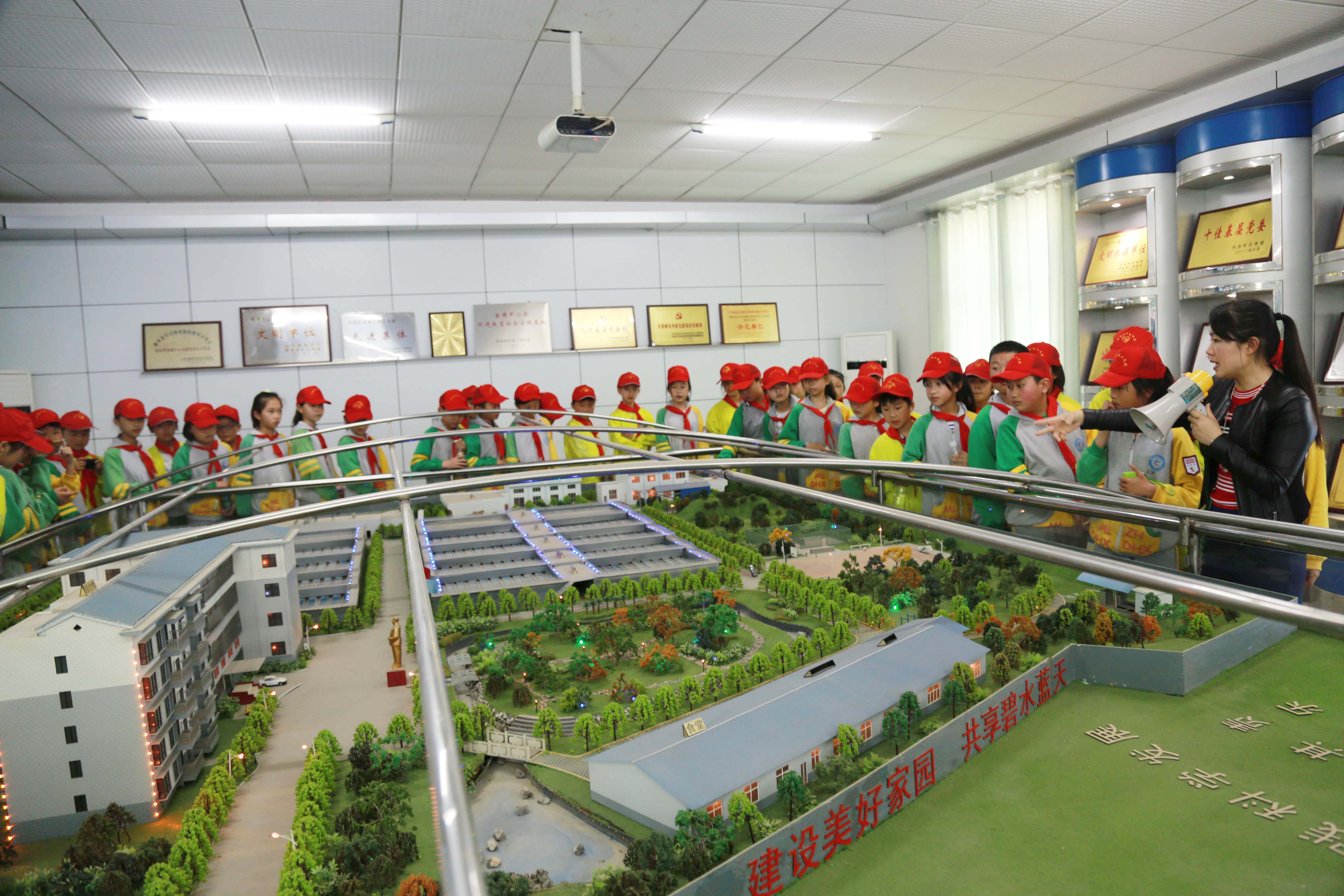 城管进校园 宏宇小学参观市污水处理有限华体会·HTH(中国大陆)官方网站.jpg